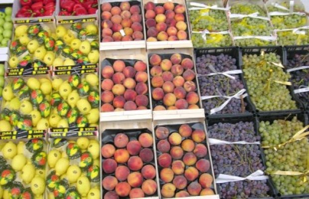 Jumătate din cantitatea de legume şi fructe din hypermarketuri este românească